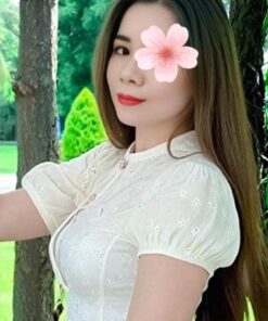 Oanh Giao tri thức, kính cận nhưng lại muốn làm quý bà tìm phi công